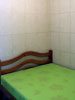 Suíte com ventilador e cama de casal