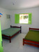 Suíte com uma cama de casal e uma cama de solteiro e ar-condicionado.