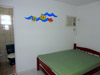 Suíte com uma cama de casal e uma cama de solteiro e ar-condicionado.s