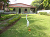 Frente da casa com decoração do jardim