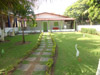 Frente da casa com decoração do jardim